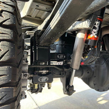 Load image into Gallery viewer, Under Axle Bar Mount, 3 1/2in &amp; 4in Axle, U-Bolts Down

